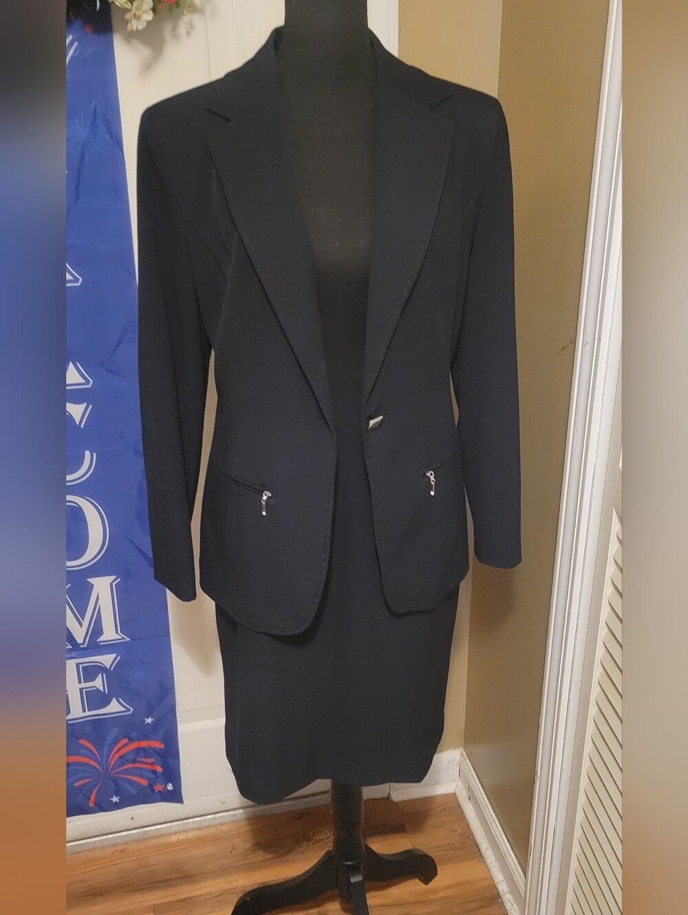 Bill Blass Beautiful Navy 2 Piece Skirt Suit. Size 10